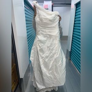 Preowned David’s Bridal Wedding Dress